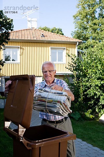 Mann Senior Senioren Mülleimer Mülltonne