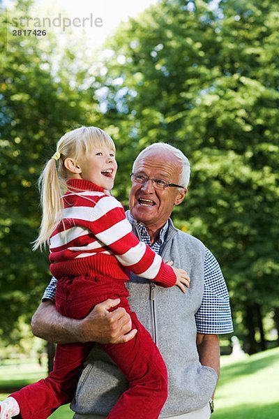 Ein Mädchen mit ihrem Großvater in den Park Schweden.