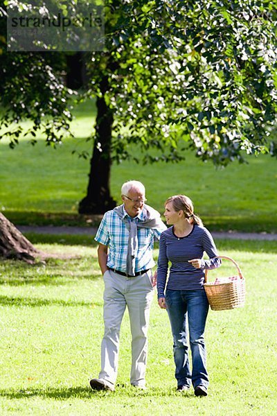 Frau und älterer Mann zu Fuß in den Park Schweden.