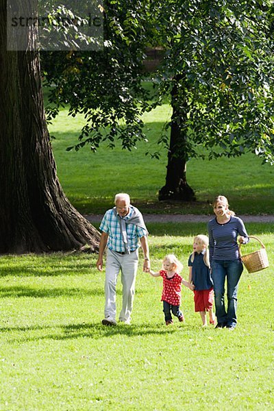 älterer Mann Frau und Kinder gehen für ein Picknick Schweden.