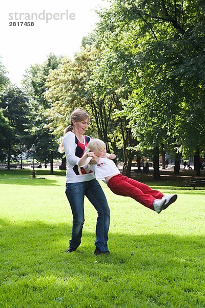 Frauen und Mädchen spielen im Park Schweden.