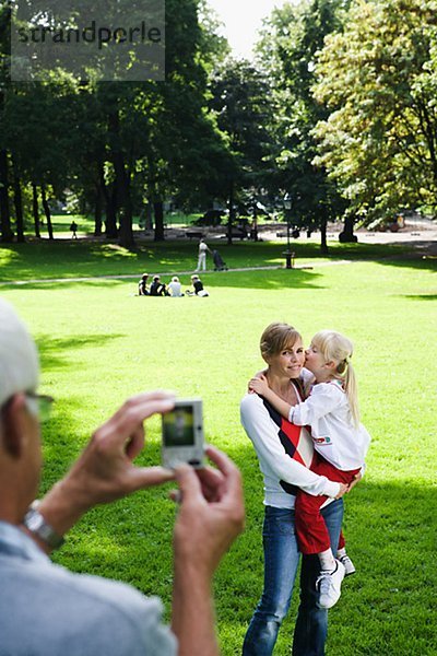 Frau älterer Mann and Girl Fotografieren im Park Schweden.