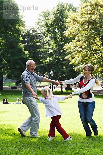 Frau älterer Mann and Girl playing im Park Schweden.