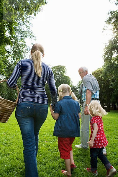 älterer Mann Frau und Kinder gehen für ein Picknick Schweden.
