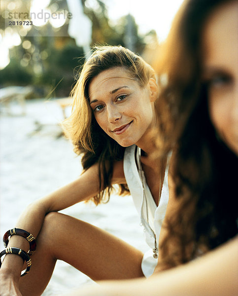 Zwei skandinavische Frauen am Strand.