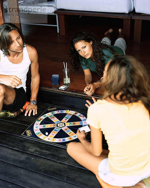 Freunde spielen Trivial Pursuit.