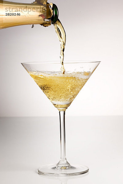 Eingiessen von Champagner in ein Glas  close-up