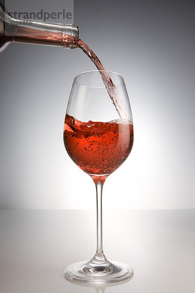 Eingiessen von Rotwein in ein Glas  close-up