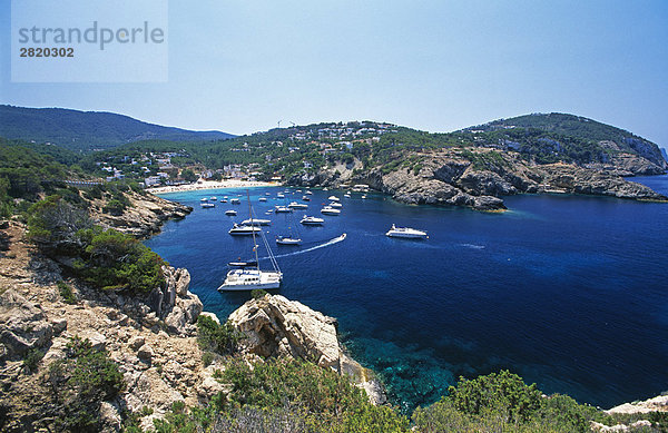 Erhöhte Ansicht der Boote in der Nähe der Küste  Cala Vadella  Ibiza  Balearen Inseln  Spanien