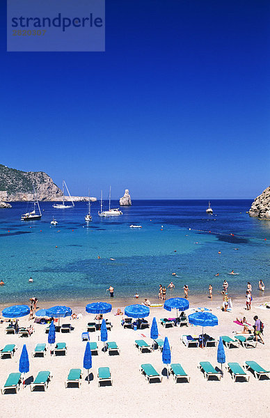 Erhöhte Ansicht von Sesseln und Touristen am Strand Cala Benirras  Ibiza  Balearen Inseln  Spanien
