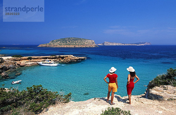 Erhöhte Ansicht von Touristen auf Klippe  Cala Comte  Ibiza  Balearen Inseln  Spanien