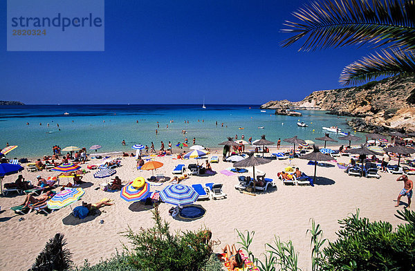 Touristen am Strand  Cala Tarida Beach  Ibiza  Balearen Inseln  Spanien