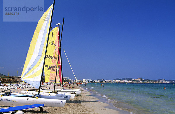 Katamarane und Touristen am Strand Playa Den Bossa  Ibiza  Balearen Inseln  Spanien
