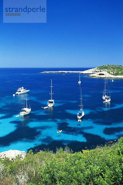 Erhöhte Ansicht der Boote im Meer in der Nähe der Küste  Portinatx  Ibiza  Balearen Inseln  Spanien