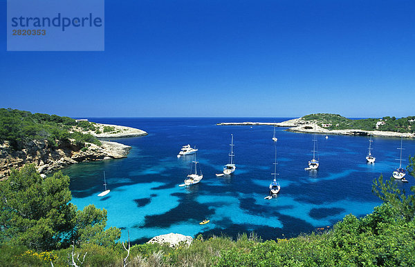 Boote im Meer  Portinatx  Ibiza  Balearen Inseln  Spanien