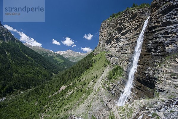 Frankreich  Provence Alpes Cote d ' Azur  Hautes Alpes  Ecrins Nationalparks  Valgaudemar Valley  Pisse Wasserfall und Berg