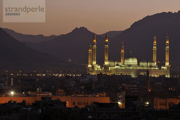 Die neue Moschee in der Dämmerung  Sanaa  Jemen