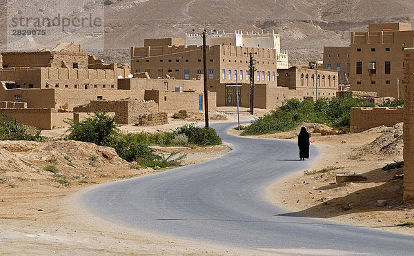 Jemen  Seyun  Hadramaut. Verschleierte Frau Außenaufnahme