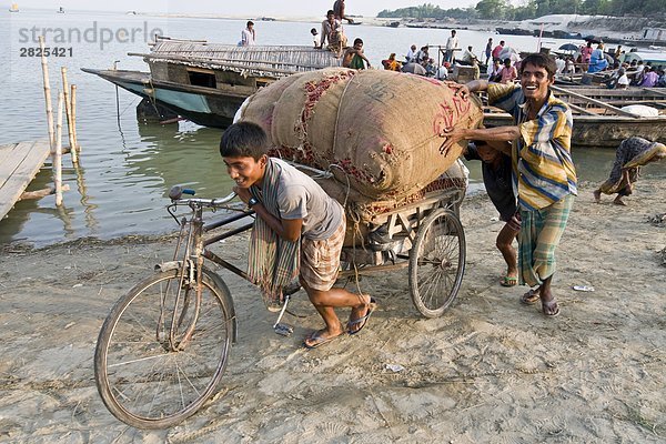 Bangladesch  Männer mit hoher Auslastung auf Rikscha