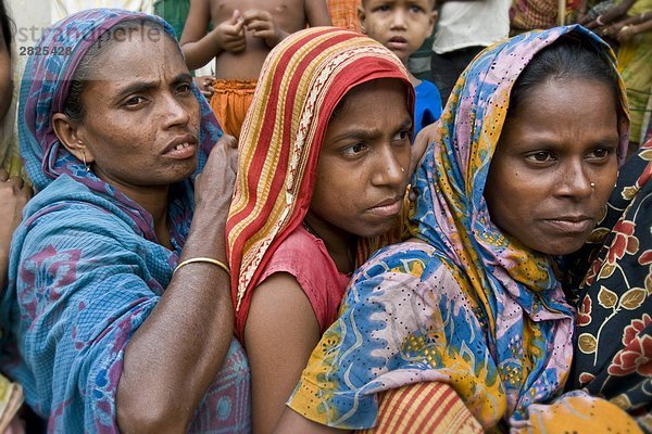 Bangladesch  Frauen warten auf Reis kaufen