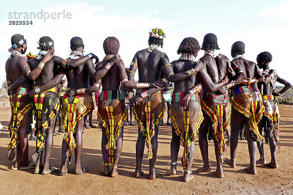 Afrika  Äthiopien. Harmer Menschen tanzen