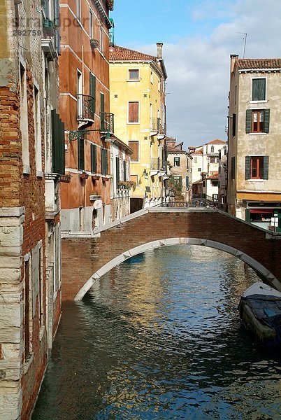 Brücke über Canal  Venedig  Veneto  Italien