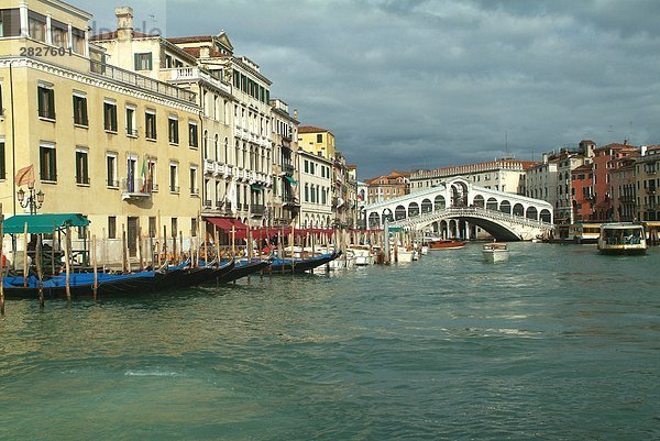 Gondeln in Harbor  Canal Grande  Rialto-Brücke  Venedig  Veneto  Italien