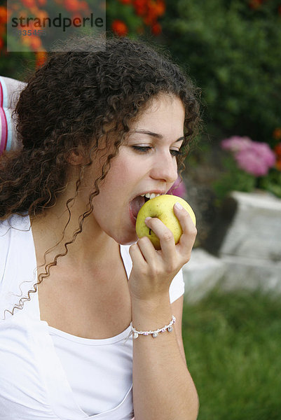 Frau einen Apfel Essen