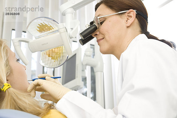 Untersuchung des Patienten Teeth weiblich Zahnarzt