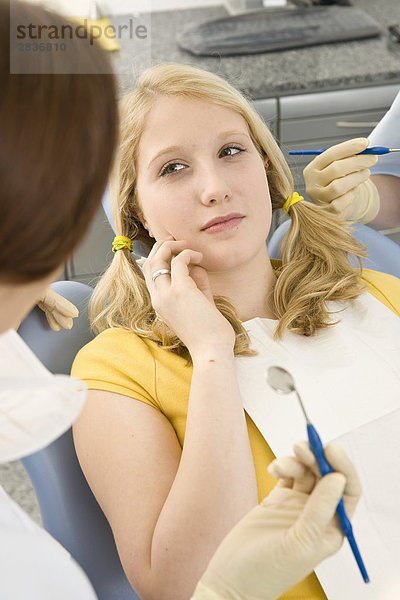 Weiblich Zahnarzt examining Patienten