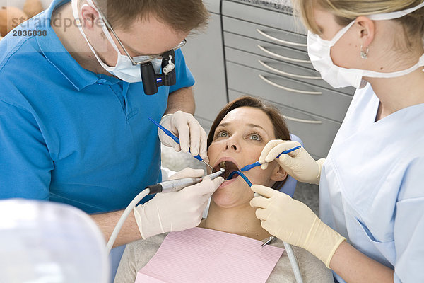 Frau am Zahnarzt