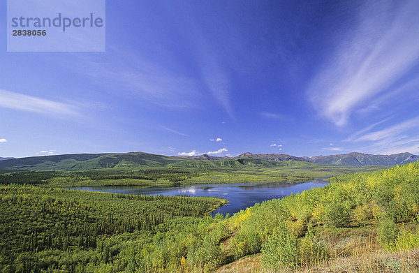 Bruce See und der St Cyr Berge  Territorium Yukon  Kanada.