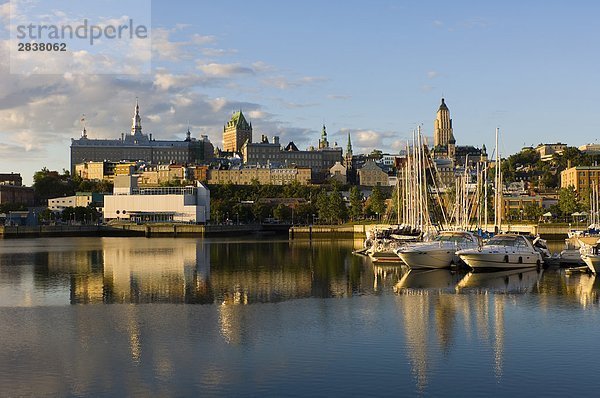 Morning light auf Marina Bereich Bassin Louise Blick über zu alten Quebec City  Quebec  Kanada.