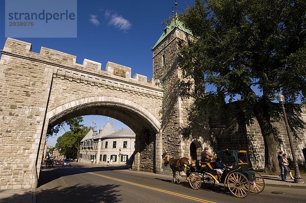 Porte St. Louis  einem der Eingänge der ummauerten Stadt des alten Quebec  mit Pferd und Wagen  Québec  Kanada.