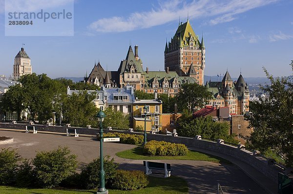 Chateau Frontenac Hotel und andere Gebäude entlang der Avenue St. Denise  Quebec City  tageszeiten Blick von der Zitadelle  Québec  Kanada.