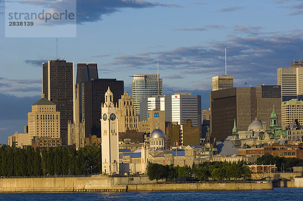 Am frühen Morgen Blick auf Skyline mit alten Montreal im Vordergrund  über St. Lorenz-Strom  Montreal  Quebec  Kanada.
