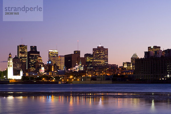 Abend Ansicht der Skyline mit alten Montreal im Vordergrund  über St. Lorenz-Strom von Ile Notre-Dame  Montreal  Quebec  Kanada.