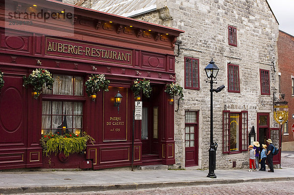 Familie hält Restaurant in Old Montreal  Québec  Kanada.