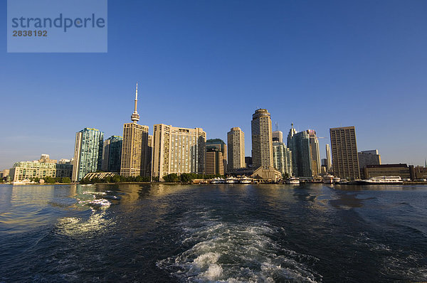 Blick auf die Skyline von Toronto Islands Fähre am Ontariosee  Toronto  Ontario  Kanada.