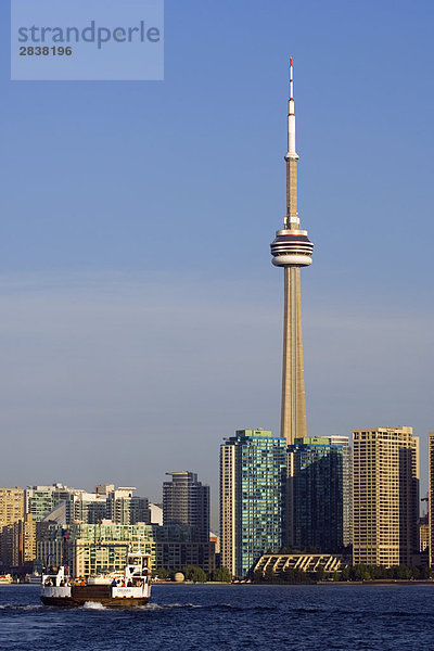Skyline-Blick und Fähre vom Lake Ontario von Toronto Inseln von Toronto  Ontario  Kanada