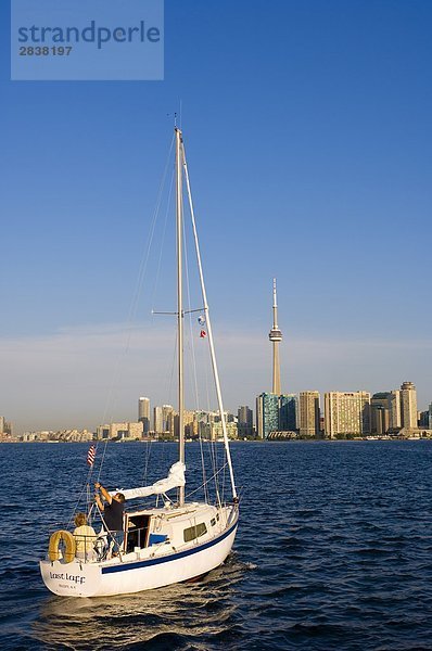 Skyline-Blick über Lake Ontario von Toronto Inseln von Toronto  Ontario  Kanada.