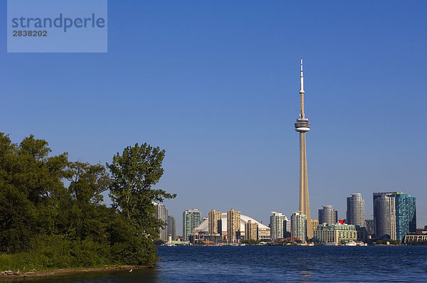 Skyline-Blick über Lake Ontario von Toronto Inseln von Toronto  Ontario  Kanada
