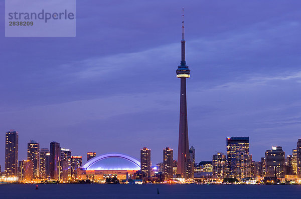 Skyline-Blick vom Toronto Islands in der Dämmerung  Toronto  Ontario  Kanada