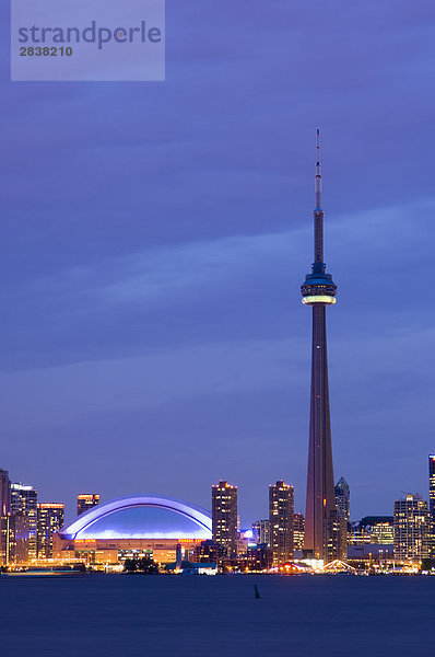 Skyline-Blick vom Toronto Islands in der Dämmerung  Toronto  Ontario  Kanada