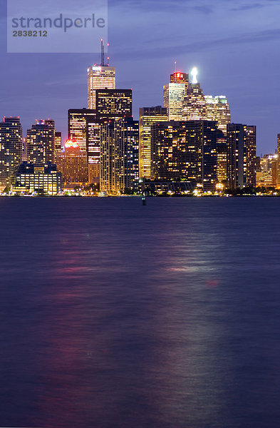 Skyline-Blick vom Toronto Islands in der Dämmerung  Toronto  Ontario  Kanada