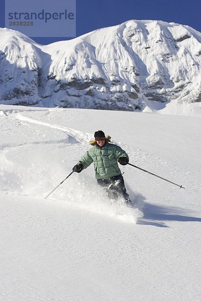 Junge Frau Skifahren frisch untracked Pulver in Fernie Alpine Resort  Fernie  British Columbia  Kanada.