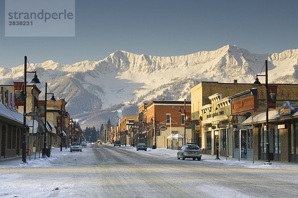 Ansicht des Victoria Avenue in der Innenstadt von Fernie mit Fernie Alpine Resort und Eidechse im Hintergrund  Fernie  British Columbia  Kanada.