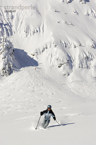 Junge Frau Skifahren frisch Pulver in Fernie Alpine Resort  Fernie  British Columbia  Kanada.