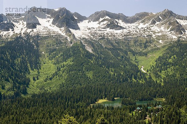 Blick auf Island Lake und Range  Lizard Island Lake Resort  Fernie  British Columbia  Kanada.