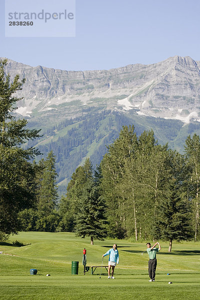 Junges paar spielen Sie Golf in Fernie Golf und Country Club  Fernie  British Columbia  Kanada.